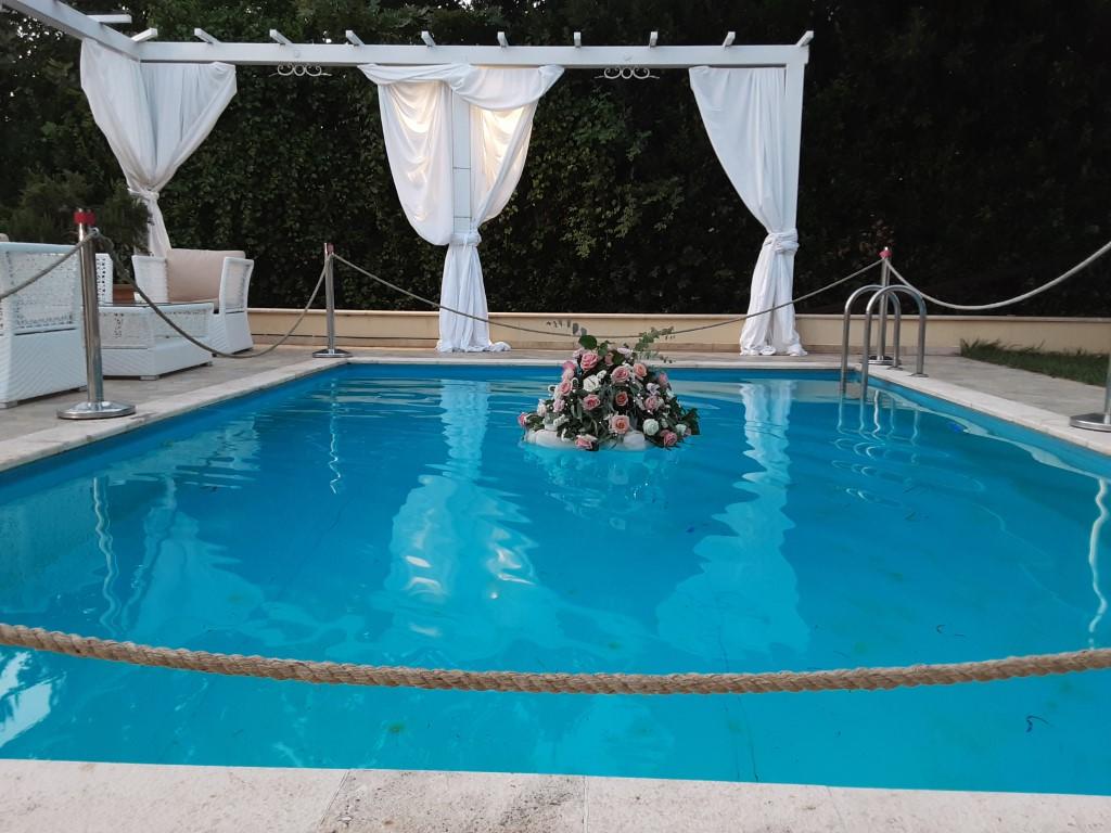 Δεξίωση γάμου δίπλα στην πισίνα Venus Epavlis